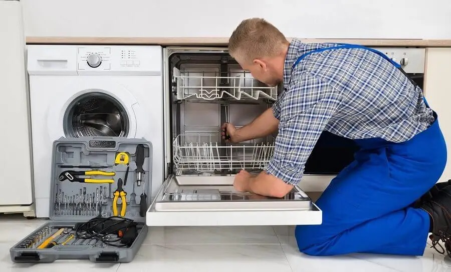 Gölbaşı Airfel servisi teknisyen ekibi beyaz eşya tamiri yaparken